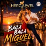 Vor der malerischen Kulisse einer mediterranen Küstenstadt bei Sonnenuntergang tanzen Linda und Markus von Herzjuwel in eleganter Kleidung eng umschlungen auf einer beleuchteten Strandpromenade. Warme Gold- und Rottöne, Palmen, Lichterketten und der romantische Schriftzug „Herzjuwel – Baila, Baila, Miguel“ unterstreichen die sommerliche Stimmung des Discofox-Songs.